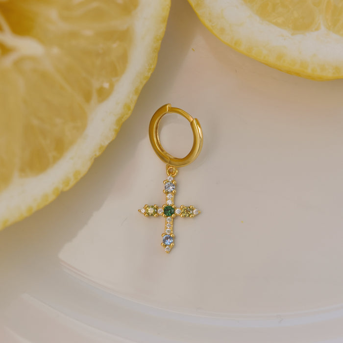 Boucle d'oreille pendante en forme de croix en argent plaqué or 18 carats avec zircones blanches, bleues et vertes serties