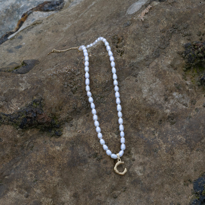 Collier de perles avec initiale en acier inoxydable plaqué or 18 carats