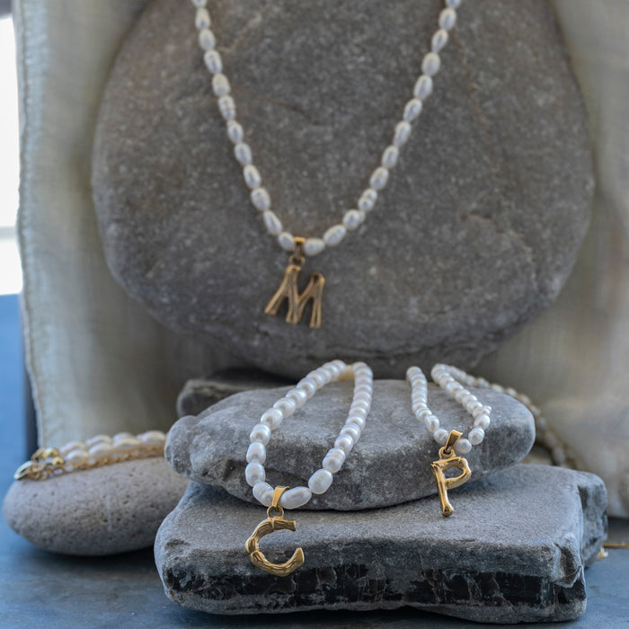 Collier de perles avec initiale en acier inoxydable plaqué or 18 carats