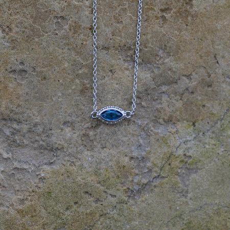 Collier avec zircone bleue en forme d'oeil en argent